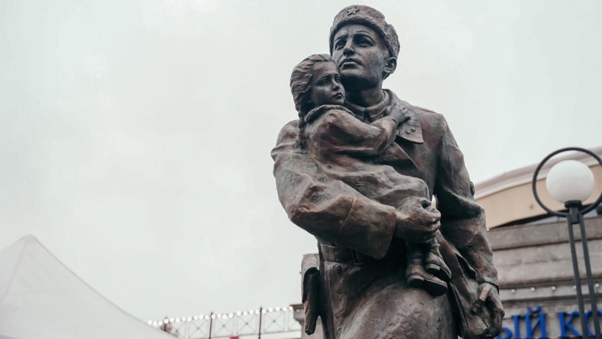 На площади Стачек открыли памятник милиционеру блокадного Ленинграда