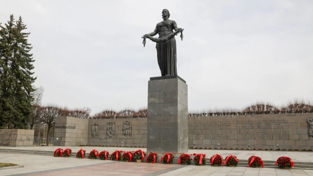 На Пискаревском мемориальном кладбище прошла памятная акция
